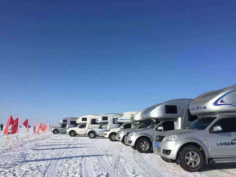 踏雪前行，房車也能雪地越野
