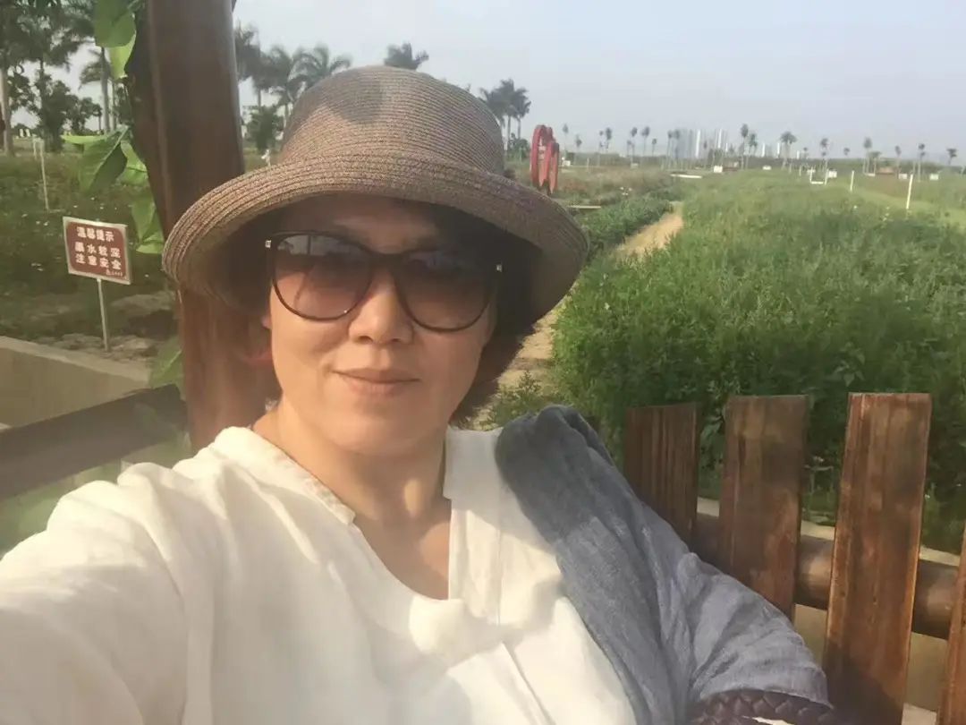 58歲的她，自駕房車旅居，一人兩犬，活成了自己喜歡的樣子