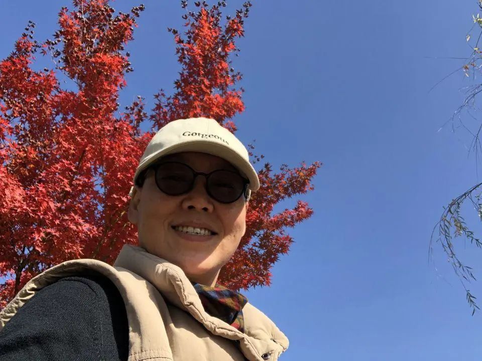 58歲的她，自駕房車旅居，一人兩犬，活成了自己喜歡的樣子