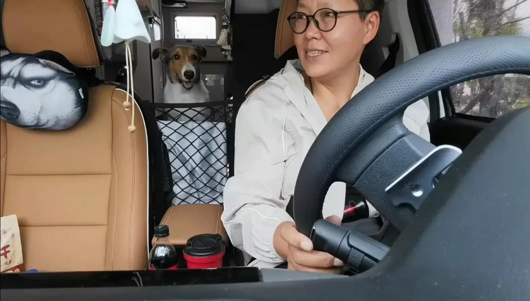 58歲的她，自駕房車旅居，一人兩犬，活成了自己喜歡的樣子