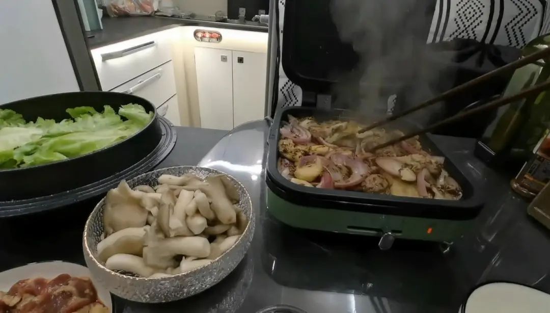 58歲的她，自駕房車旅居，一人兩犬，活成了自己喜歡的樣子