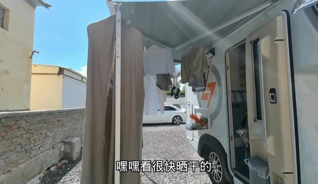 58歲的她，自駕房車旅居，一人兩犬，活成了自己喜歡的樣子